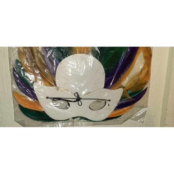 2 count Beautiful feather Mardi Gras masks - Picture 9 of 11